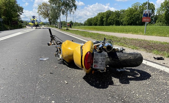 Bei einem Überholmanöver verlor ein Motorradfahreram 27. Mai in Rheinfelden die Herrschaft über seine Maschine und stürzte. Ein Rettungshelikopter flog ihn mit lebensbedrohlichen Verletzungen ins Spit ...