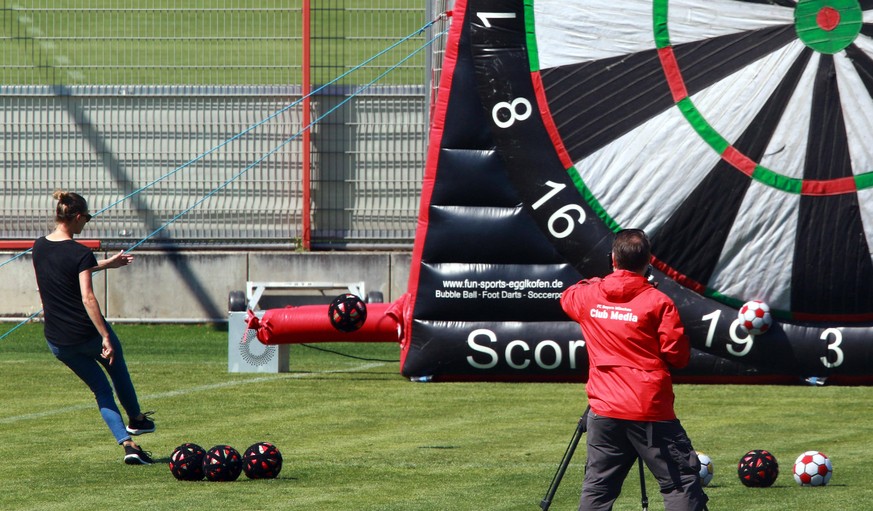 Teammanagerin Kathleen Kr�ger beim Fussball-Darts Wettkampf / Fussball / FC Bayern M�nchen / 16.04.2020 / Training / *** Team manager Kathleen Kr�ger at the football darts competition football FC Baye ...