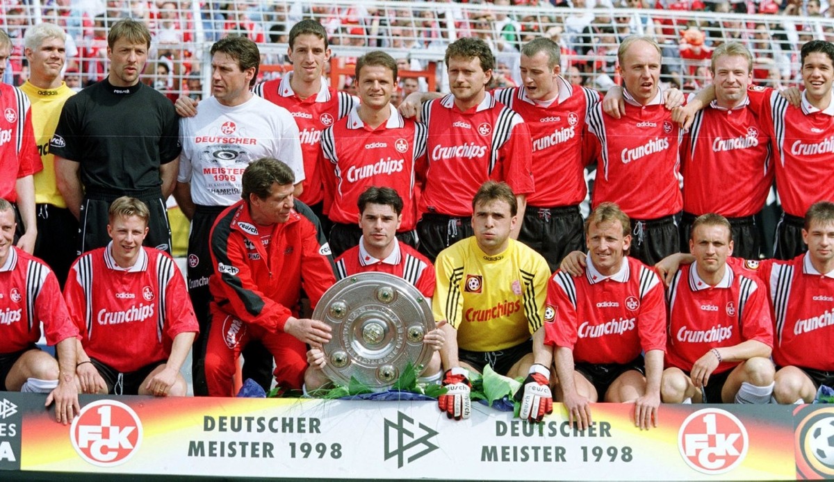 HBG36-19980509-HAMBURG: 1. FC Kaiserslautern coach Otto Rehhagel hands over the German champions trophy to the team's Swiss playmaker Ciriaco Sforza, 09 May, during the official photocall of the  ...