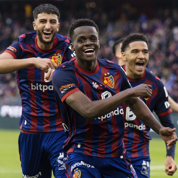 Metinho (FCB), rechts, Ibrahim Salah (FCB), links, und Giacomo Koloto (FCB) feiern den Treffer zum 2-0 im Fussball Meisterschaftsspiel der Swiss Super League zwischen FC Basel 1893, FCB, und Servette  ...