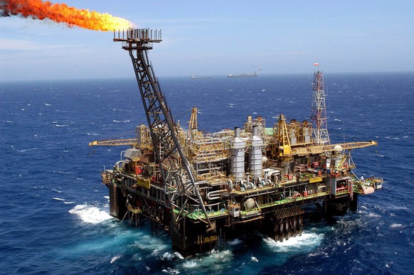 epa04487657 (FILE) A file picture dated 20 November 2003 shows the P-26 platform of Brazilian petroleum company Petobras, anchored 175 km from the shores of Rio de Janeiro, Brazil, where one hundred t ...