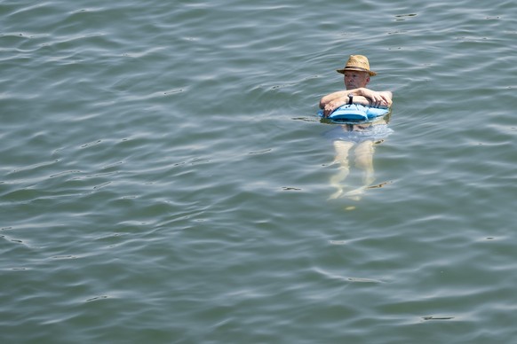 KEYPIX -Zahlreiche Schwimmerinnen und Schwimmer lassen sich bei grosser Hitze den Rhein herunter treiben und sich etwas abzukuehlen, am Samstag, 27, Juni 2026 in Basel, (KEYSTONE/Urs Flueeler)