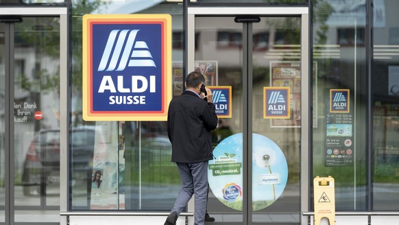 ARCHIVBILD ZUR ERHOEHUNG DES MINDESTLOHNES BEI ALDI SCHWEIZ AUF 4440 FRANKEN, AM DONNERSTAG, 26. NOVEMBER 2020 - A customer enters the Aldi Suisse branch in Ingenbohl, in the Canton of Schwyz, Switzer ...