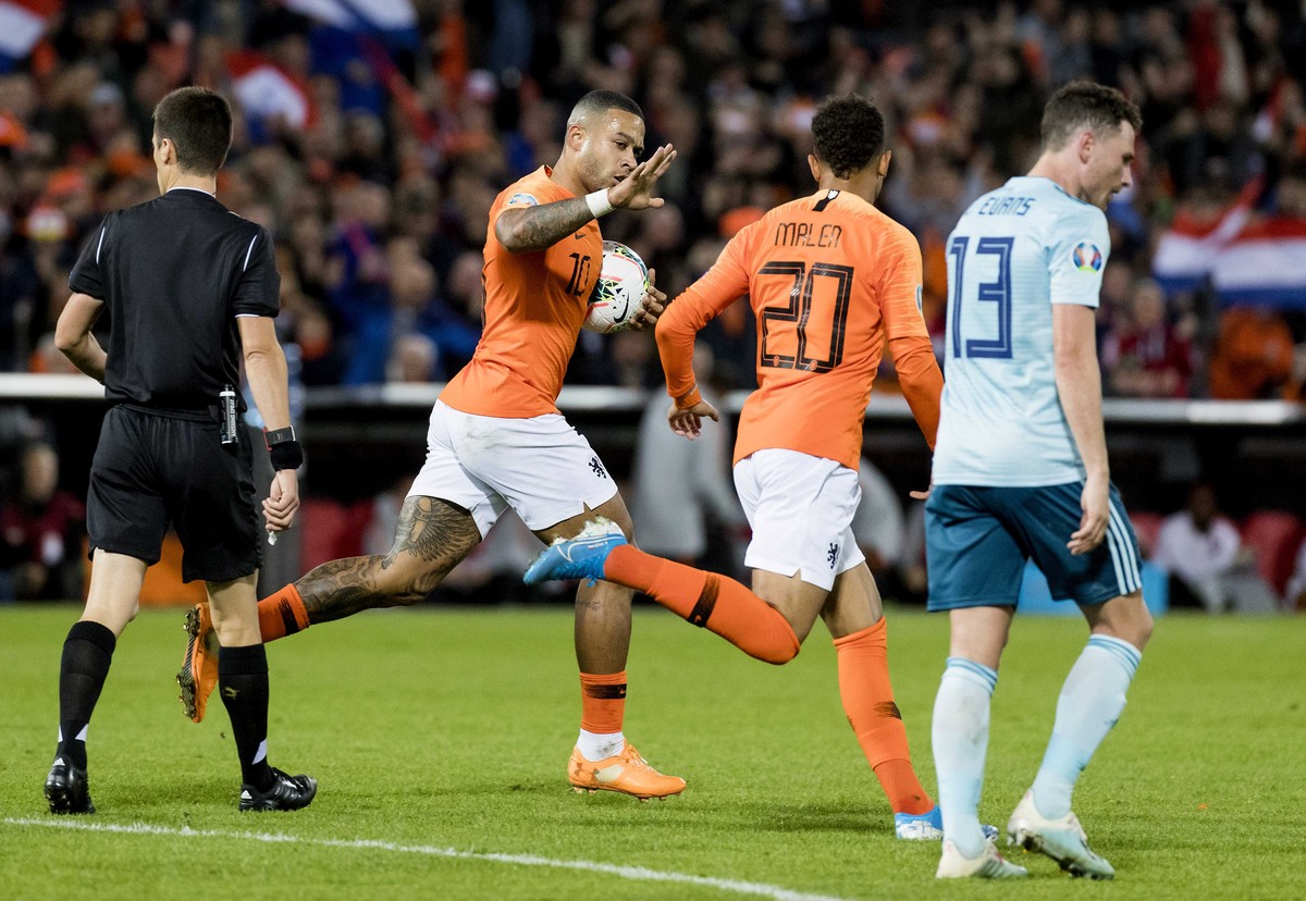 epa07911387 Netherlands' Memphis Depay (2-L) celebrates with teammate Donyell Malen (C) after scoring during the UEFA Euro 2020 group C qualifying soccer match between the Netherlands and Norther ...