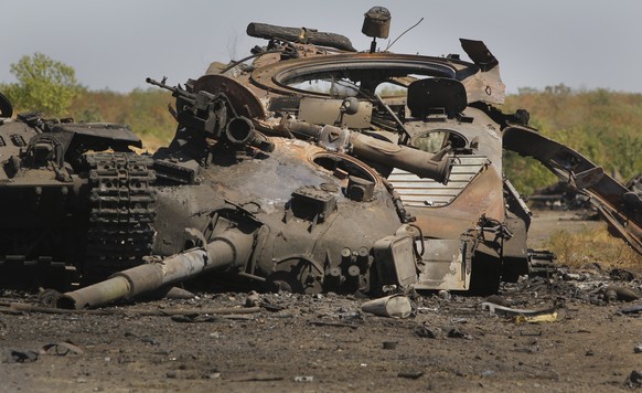 Ein zerstörter ukrainischer Panzer in&nbsp;Novokaterynivka im Osten der Ukraine.