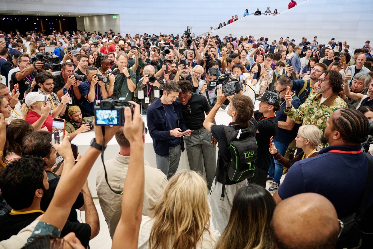 epa13226809 Apple CEO John Ternus (C-L) shows the new foldable iPhone Duo to US Influencer and online streamer IShowSpeed (C-R) during Apple's special event at the Steve Jobs Theater in Apple Par ...