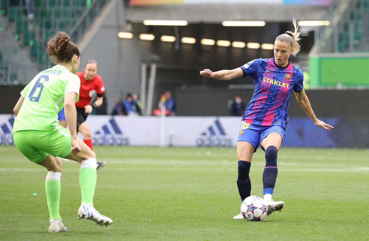 epa09918808 Wolfsburg's Dominique Janssen (L) in action against Barcelona's Ana-Maria Crnogorcevic (R) during the UEFA Women's Champions League semi final, second leg soccer match betwe ...