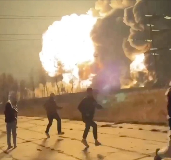 Brennende Ölraffinerien (Archivbild): Die Ukraine greift auf russischem Boden an.