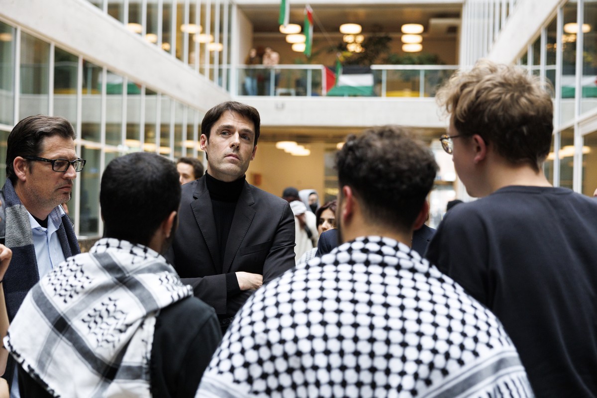 Frederic Herman, centre, Recteur de l'UNIL parle avec des activistes pro-palestiniens qui occupent le halle d'entree du batiment Geopolis de l'Universite de Lausanne, UNIL, ce jeudi 2 m ...