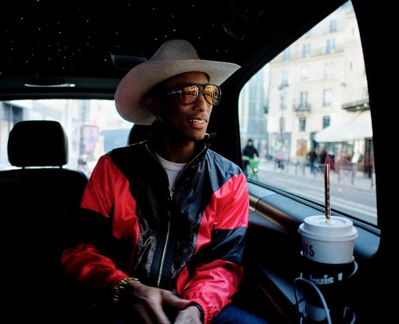 Pharell Williams ist cool mit Sonnenbrille