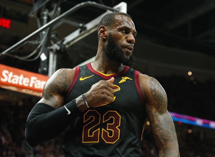 Bilder des Tages - SPORT NBA Playoffs, Cleveland Cavaliers - Indiana Pacers April 25, 2018 - Cleveland, OH, USA - The Cleveland Cavaliers LeBron James celebrates a basket and foul in the third quarter ...