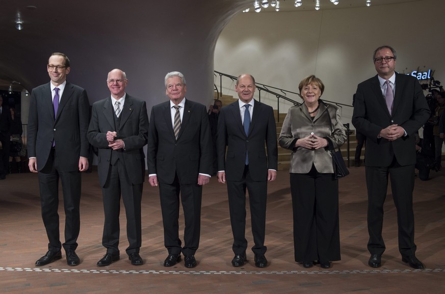 epa05711432 (L-R) Elbphilharmonie Director Christoph Lieben-Seutter, German Bundestag President Norbert Lammert, President Joachim Gauck, Hamburg&#039;s Mayor Olaf Scholz, Chancellor Angela Merkel and ...