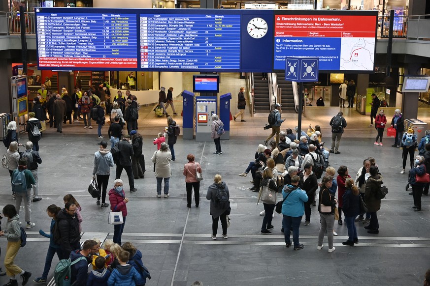 Passagiere informieren sich auf den Anzeigetafeln im Bahnhof Bern ueber Zugausfaelle und Verspaetungen am Freitag, 2. Oktober 2020. Im Raum Bern ist der Zugverkehr seit Freitagmorgen stark gestoert. Z ...