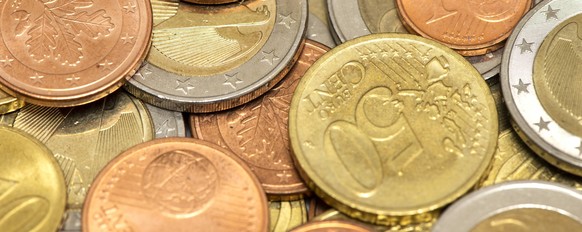 Euro W�hrung Euro M�nzenliegen zusammen als Symbolbild f�r Finanzen und Eurow�hrung NUR F�R REDAKTIONELLE VERWENDUNG - *** Euro currency: Euro coins arranged together as a symbolic image representing  ...