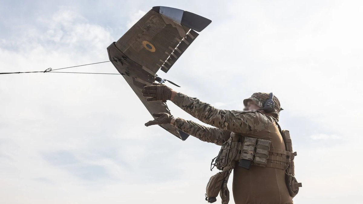 Un soldat ukrainien lance un drone (photo d'illustration): la Russie menace désormais les pays baltes.