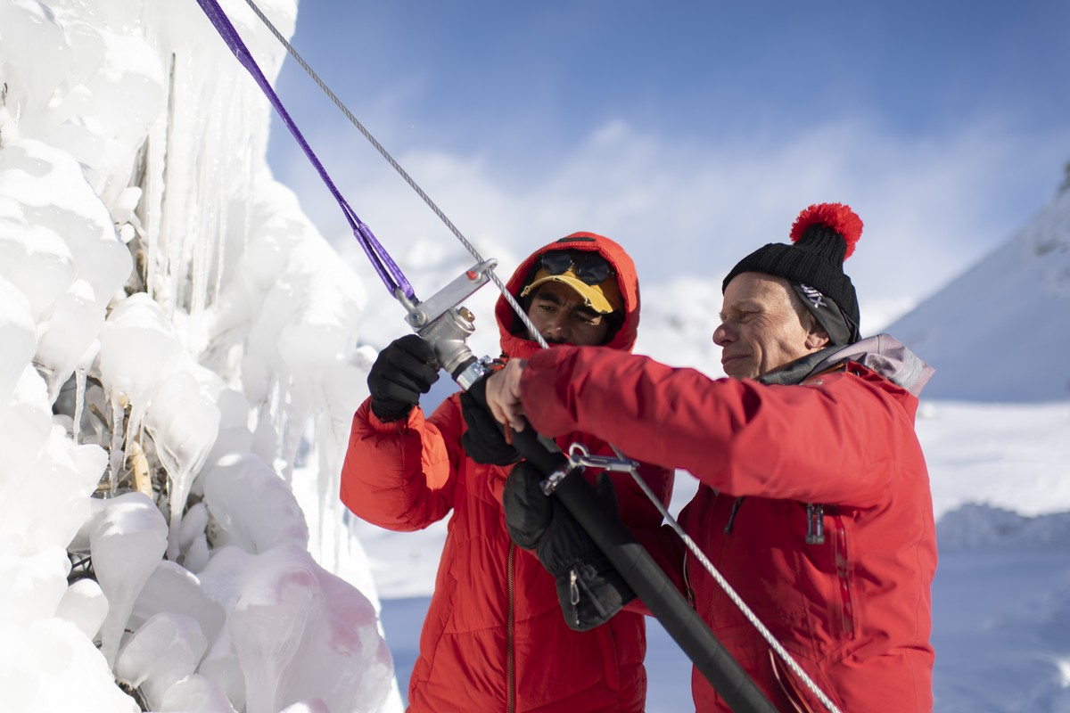 Der Glaziologe Felix Keller, rechts, arbeitet an einer Eisstupa mit Yasin Ahmad von der Universitaet Ladakh, aufgenommen am Donnerstag, 11. November 2021, in Pontresina. Ein Team um den Glaziologen Fe ...
