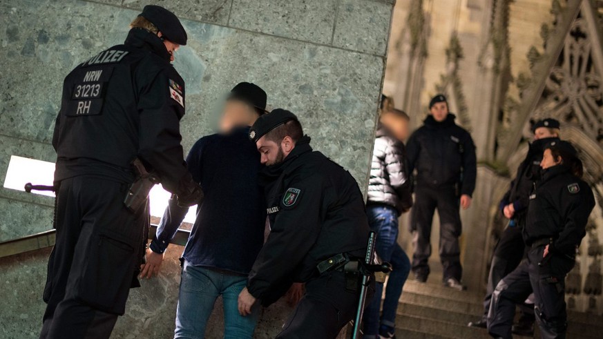 epa05089093 Police check suspects at the Cologne Central Station in Cologne, Germany, 05 January 2016. On New Years Eve dozens of women were molested and robbed around the Cologne Central Station. EPA ...