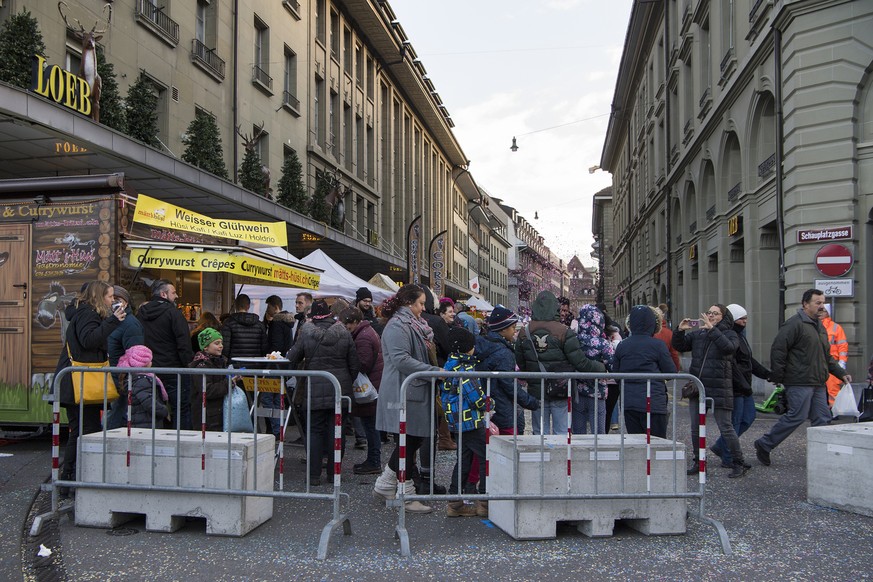 Betonbloecke blockieren die Zufahrt zum traditionellen &quot;Zibelemaerit&quot;, am Montag, 27. November 2017, in Bern. Der Zibelemaerit findet jeweils am vierten Montag im November statt. Er geht auf ...
