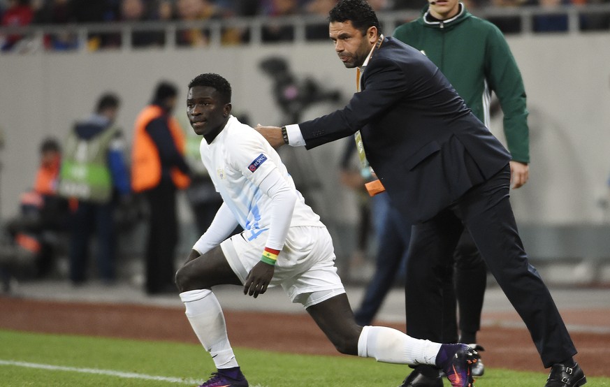 20.10.2016; Bukarst; Fussball Europa League - FC Steaua Bukarest - FC Zuerich ; Moussa Kone (Zuerich) und Trainer Uli Forte (Zuerich) (Daniela Frutiger/freshfocus)