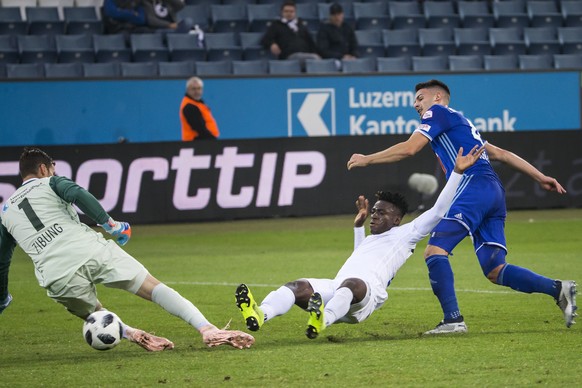 Luzerns Torhueter David Zibung, Zuerichs Stephen Odey und Luzerns Stefan Knezevic, von links, im Fussball Meisterschaftsspiel der Super League zwischen dem FC Luzern und dem FC Zuerich, am Sonntag, 4. ...