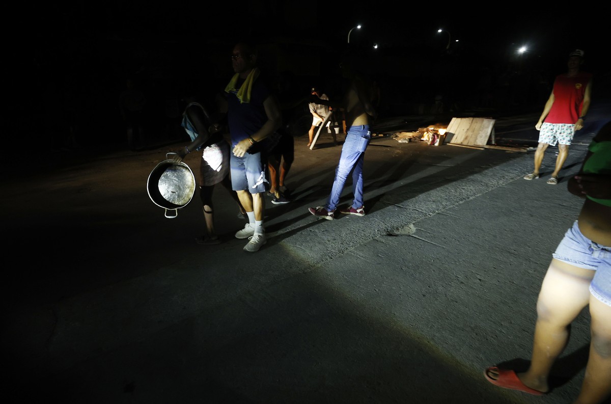 epa13096884 People protest against power outages in Havana, Cuba, 07 July 2026. EPA/Ernesto Mastrascusa