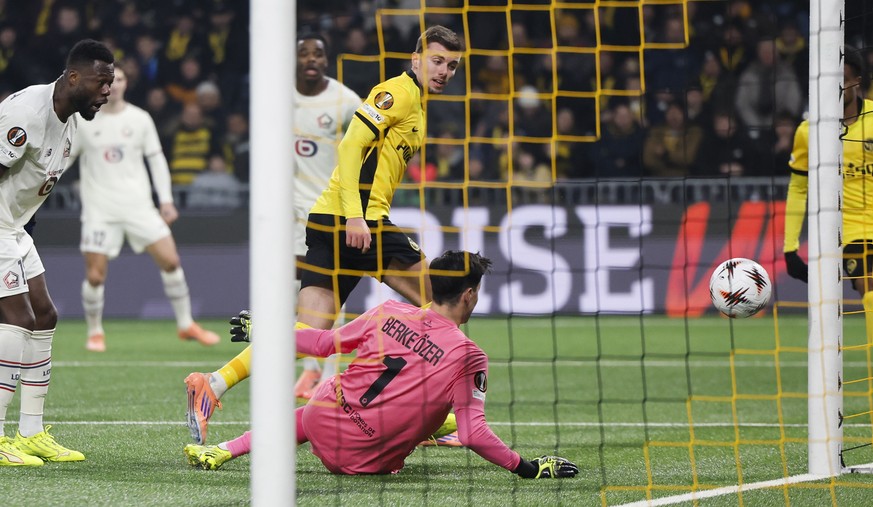 epa12585732 Darian Males (C) of Young Boys scores his side&#039;s first goal against goalkeeper Berke Oezer of Lille during the UEFA Europa League match between BSC Young Boys and Lille OSC, in Bern,  ...