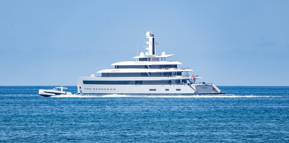 Die Superyacht des Multimilliardärs, WhatsApp-Mitgründers und ehemaligen CEO des Unternehmens, Jan Koum, verlässt den Hafen der Inselhauptstadt PalmaYacht Moonrise verlässt den Hafen von Palma de Mall ...