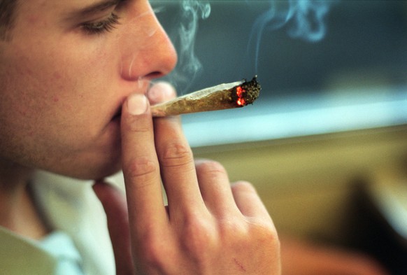 Ein Jugendlicher raucht auf einer Zugfahrt einen Joint, aufgenommen am 26. August 2003. (KEYSTONE/Martin Ruetschi) === , === : Film]