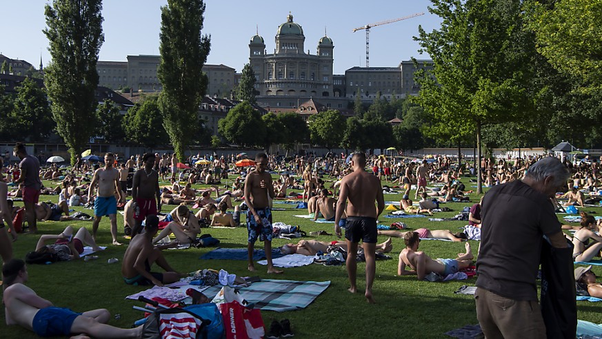 Volles Schwimmbad: Auf der Suche nach Sonne und Abkühlung im Berner Marzili.