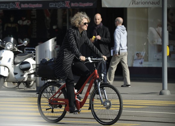 Die Zuercher Stadtpraesidentin Corine Mauch faehrt auf einem Velo durch die Zuercher Innenstadt am Donnerstag, 15. Maerz 2012. (KEYSTONE/Steffen Schmidt)