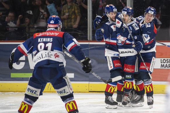 Die Zuercher jubeln zum 2:2 Tor im vierten Eishockey Playoff-Finalspiel der National League zwischen den ZSC Lions und dem HC Lugano am Mittwoch, 18. April 2018, im Zuercher Hallenstadion. (KEYSTONE/E ...