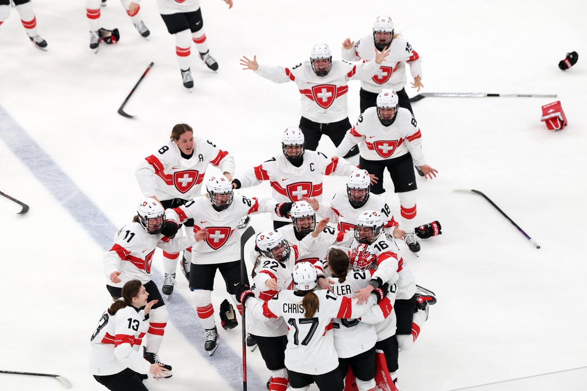 epa12758101 Players of Switzerland celebrate winning the Women's Ice Hockey bronze medal match between Switzerland and Sweden at the Milano Cortina 2026 Winter Olympic Games, in Milan, Italy, 19  ...