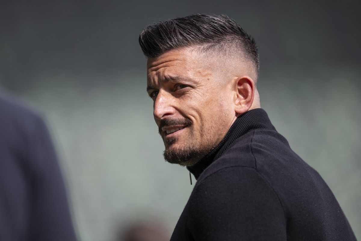 Trainer Dennis Hediger (FCZ) vor dem Fussball Meisterschaftsspiel der Swiss Super League zwischen dem FC St. Gallen (FCSG) und dem FC Zuerich (FCZ), am Montag, 6. April 2026, im kybunpark in St. Galle ...