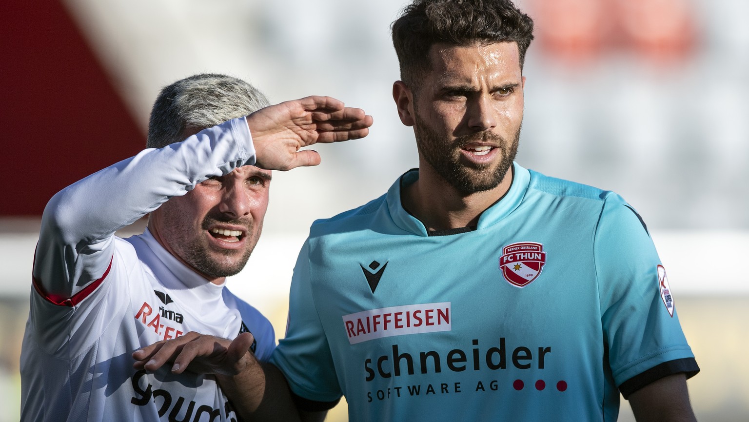 Thuns Leonardo Bertone, rechts, und Neuenburgs Janick Kamber im Fussball Testspiel der Super League zwischen dem FC Thun und Neuenburg Xamax, am Samstag, 18. Januar 2020, in der Stockhorn Arena in Thu ...