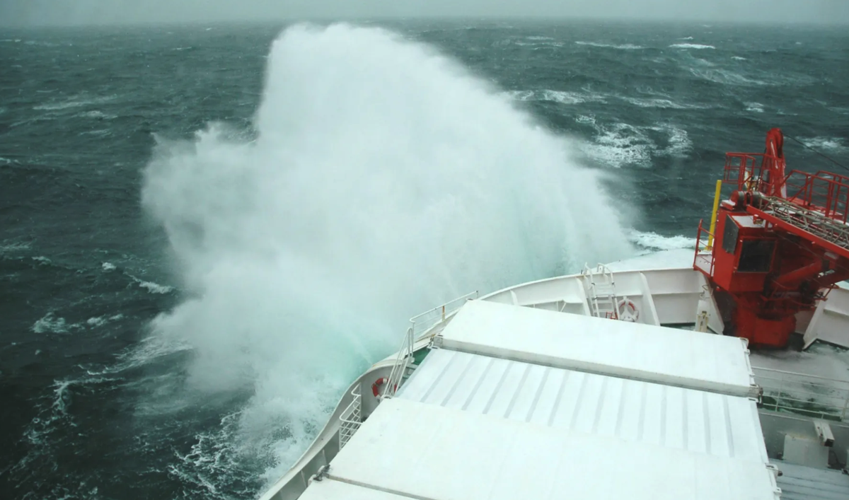 Un navire navigue dans les vagues du passage de Drake : les eaux sont connues pour leurs vagues agitées.