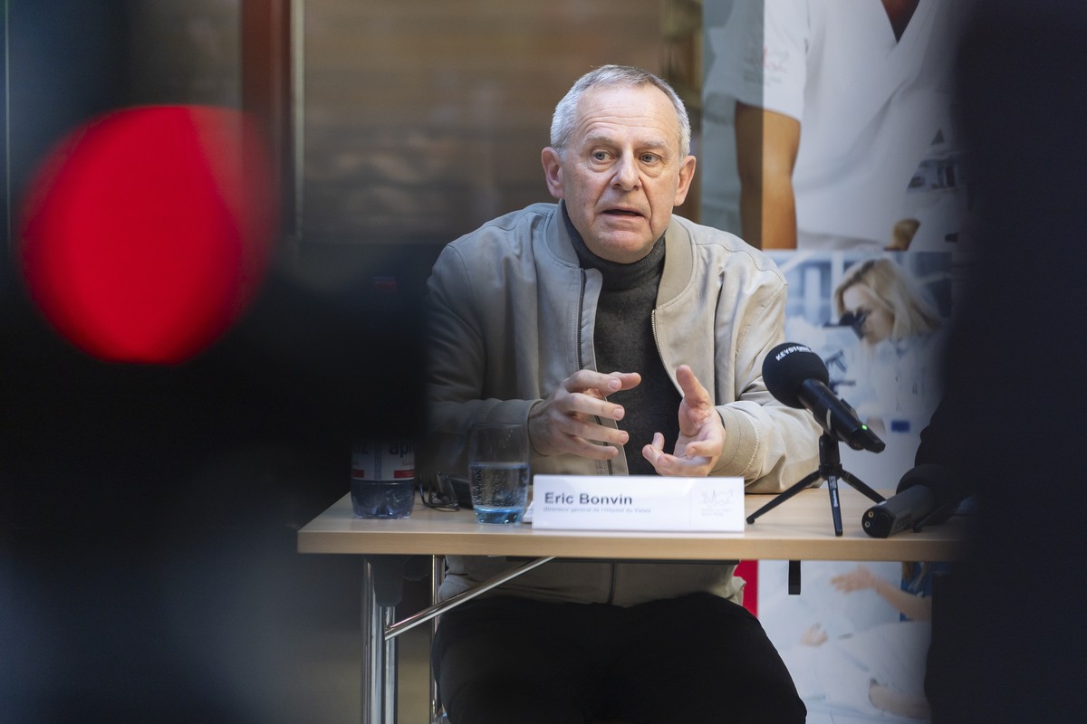 epa12630935 Eric Bonvin, director of the Hospital du Valais speaks after a visit to Sion Hospital to thank the medical staff and express her support for the fire patients, in Sion, Switzerland, 06 Jan ...