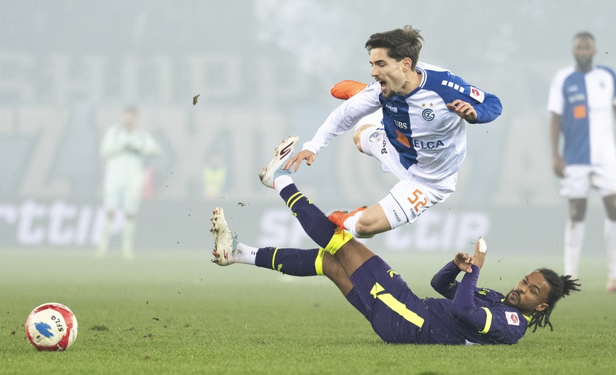 Chris Kablan (FCZ), unten, kaempft um den Ball mit Samuel Marques (GC), oben, bei dem Spiel der Fussball Super League zwischen dem Grasshopper Club Zuerich (GC) und dem FC Zuerich (FCZ) am Samstag, 21 ...