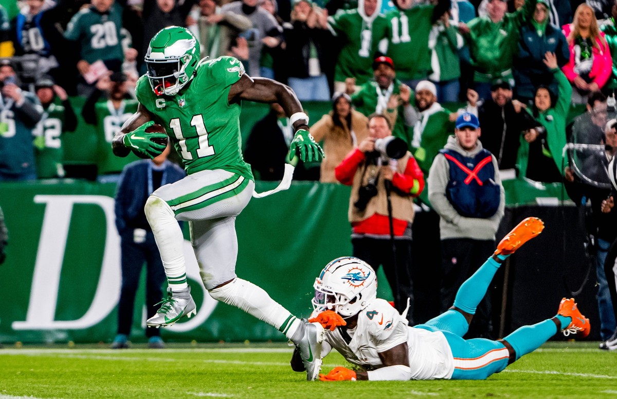 NFL, American Football Herren, USA 2023: Dolphins v Eagles OCT 22 October 22, 2023, Philadelphia, PA, USA: October 22, 2023: Philadelphia Eagles wide receiver A.J. Brown 11 breaks the tackle of Miami  ...