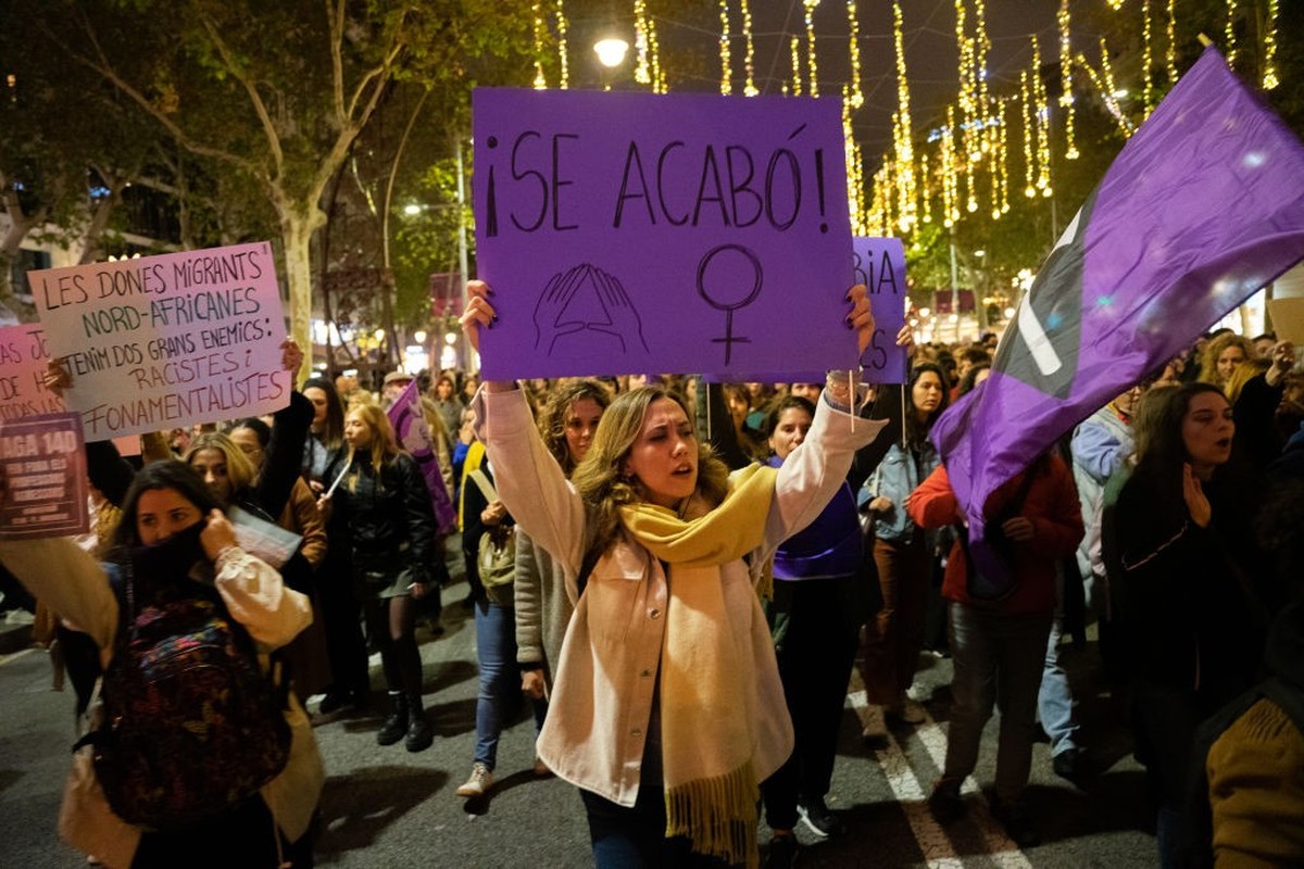 Thousands of people, most of them women, are demonstrating on World Day against Gender Violence under the slogan &amp;#039;&amp;#039;It&amp;#039;s over! Enough of sexist violence&amp;#039;&amp;#039; i ...