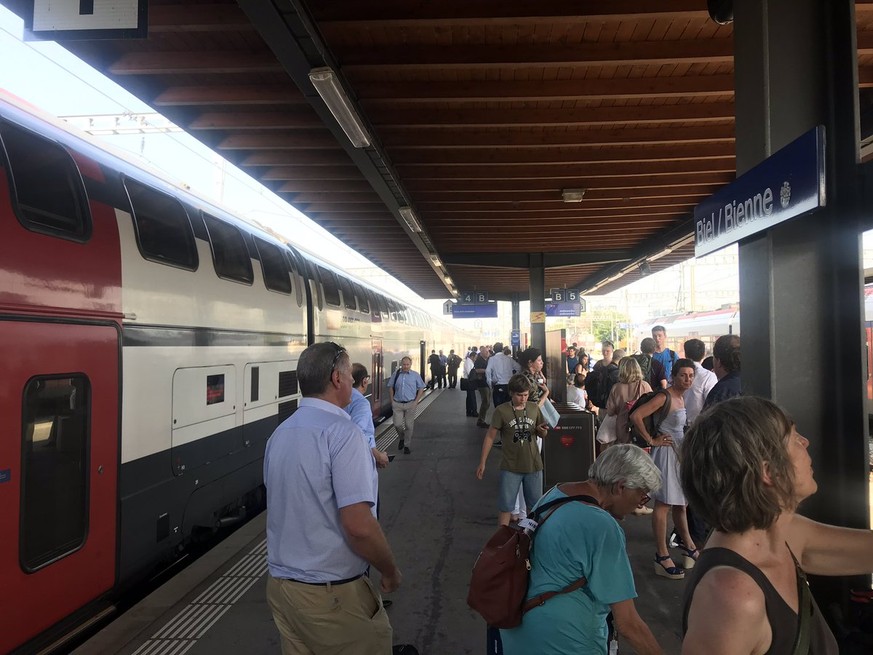 Warten im Bahnhof Biel.