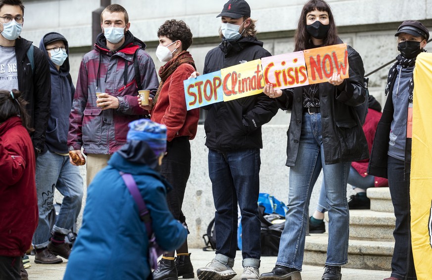 Solidaritaetskundgebung fuer die angeklagten Klima-Aktivisten vor dem Prozess im Volkshaus in Zuerich am Mittwoch, 12. Mai 2021. Die angklagten Aktivisten blockierten im Juli 2019 mit einer Sitzblocka ...