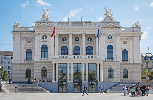 ARCHIVBILD ZUR MK DES OPERNHAUSES ZUERICH, AM FREITAG, 5. APRIL 2019 - Blick vom Sechselaeutenplatz auf das Opernhaus Zuerich, anlaesslich einer Medienkonferenz, am Montag, 2. Juli 2018, in Zuerich. ( ...