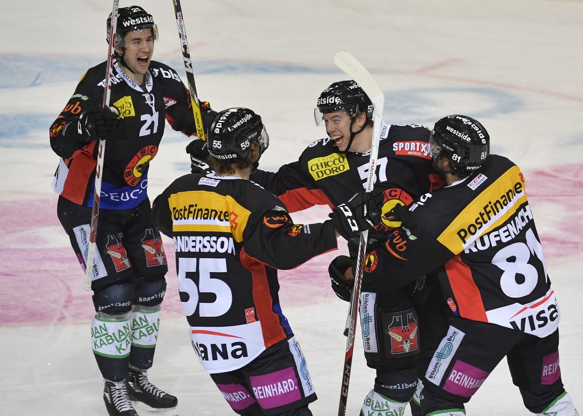 Die Berner Simon Moser, Calle Andersson, Torschuetze Jeremie Kamerzin und Thomas Ruefenacht, von links, bejubeln den dritten Treffer gegen die Langnauer beim Eishockeyspiel der National League A zwisc ...
