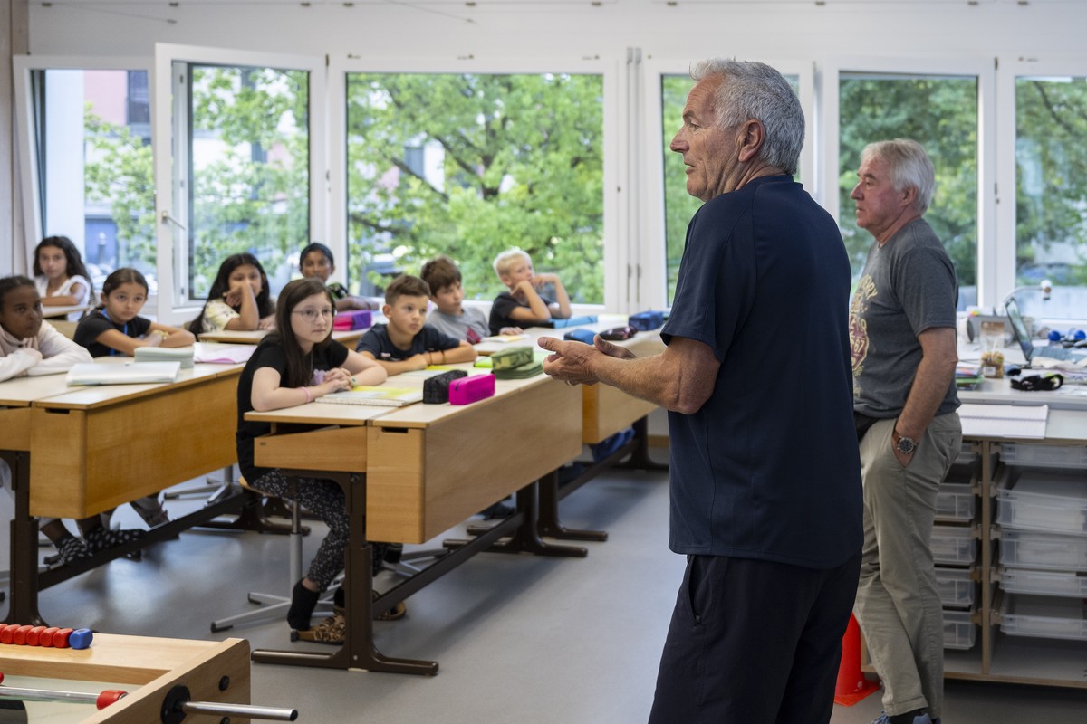 Klassenlehrer Thomas Balsiger, links, und Teilpensenlehrer Thomas Baumann unterrichten an ihrem ersten Schultag in der Unterstufenschule Neufeld, am Montag, 14. August 2023, in Thun. Der 67-jaehrige B ...