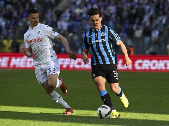 epa12073633 Brugge&#039;s Ardon Jashari (R) in action against Anderlecht&#039;s Leander Dendoncker during the Belgian Cup (Crocky cup) final soccer match between Club Brugge KV and RSC Anderlecht, in  ...