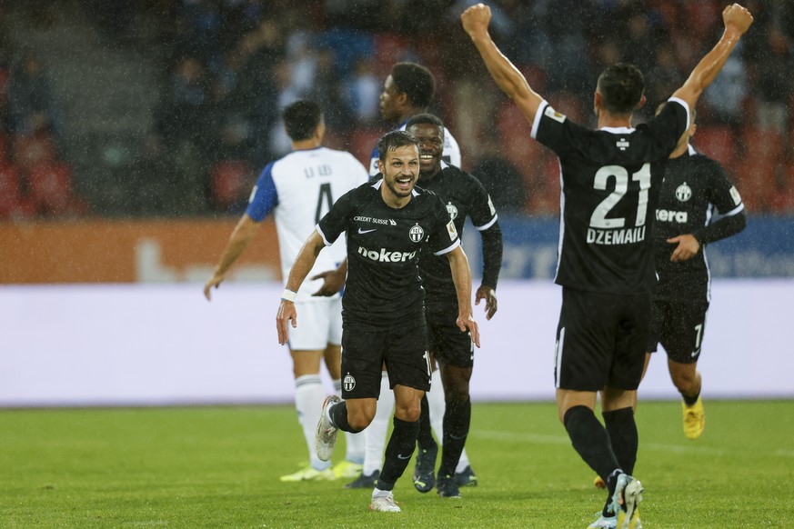 Zuerichs Antonio Marchesano, links, bejubelt sein Tor zum 1:0 mit Zuerichs Blerim Dzemaili, rechts, waehrend dem Meisterschaftsspiel der Super League zwischen dem Grasshopper Club Zuerich und dem FC Z ...