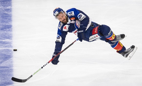 Zuerichs Kevin Klein faellt auf dem Eis im Eishockeyspiel der National League zwischen den ZSC Lions und dem EV Zug am Dienstag, 13. November 2018, im Zuercher Hallenstadion. (KEYSTONE/Ennio Leanza)