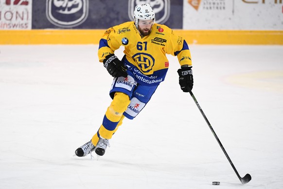 Der Davoser Fabian Heldner fuehrt den Puck im Eishockey Meisterschaftsspiel der National League A zwischen dem HC Ambri-Piotta und dem HC Davos, am Montag, 2. Januar 2017, in der Valascia Eishalle in  ...