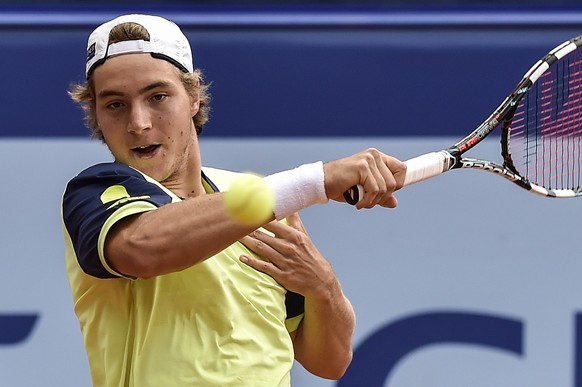 Jan Lennard Struff of Germany returns a ball to Fernando Verdasco of Spain during the second round match at the Suisse Open tennis tournament in Gstaad, Switzerland, Thursday, July 24, 2014. (KEYSTONE ...