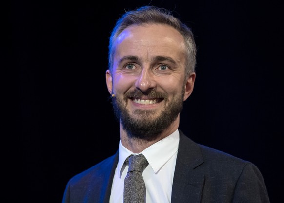 ARCHIV - 30.09.2018, Bayern, München: Jan Böhmermann, TV-Entertainer, nimmt am Unternehmensgründer- und Investorentreffen Bits &amp; Pretzels teil. (zu dpa &quot;Böhmermann verklagt Merkel wegen Kriti ...